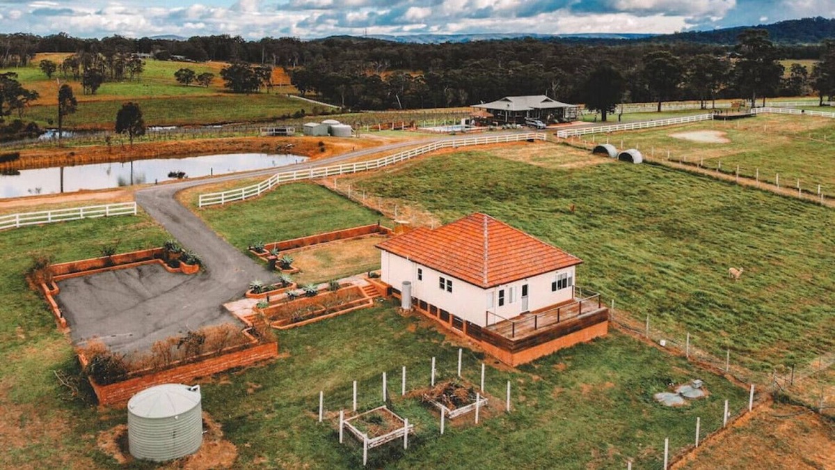 Cooranbong Cabin | Cottage 02 · Cheerful 3 Bedroom Farm Stay With Tennis Court