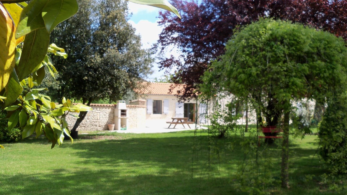 La Laigne House | Cottage 12 people, swimming pool, near La Rochelle, Marais Poitevin and Ile de Ré