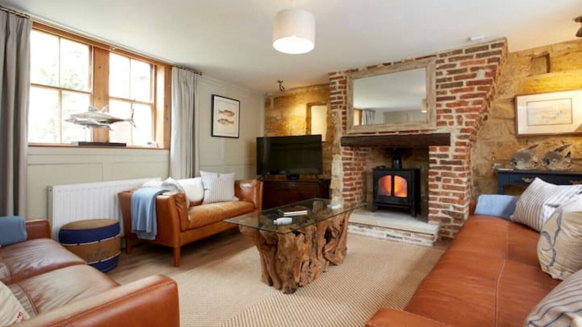 Whitby Cottage | Cottage 2 minutes to beach with patio & parking