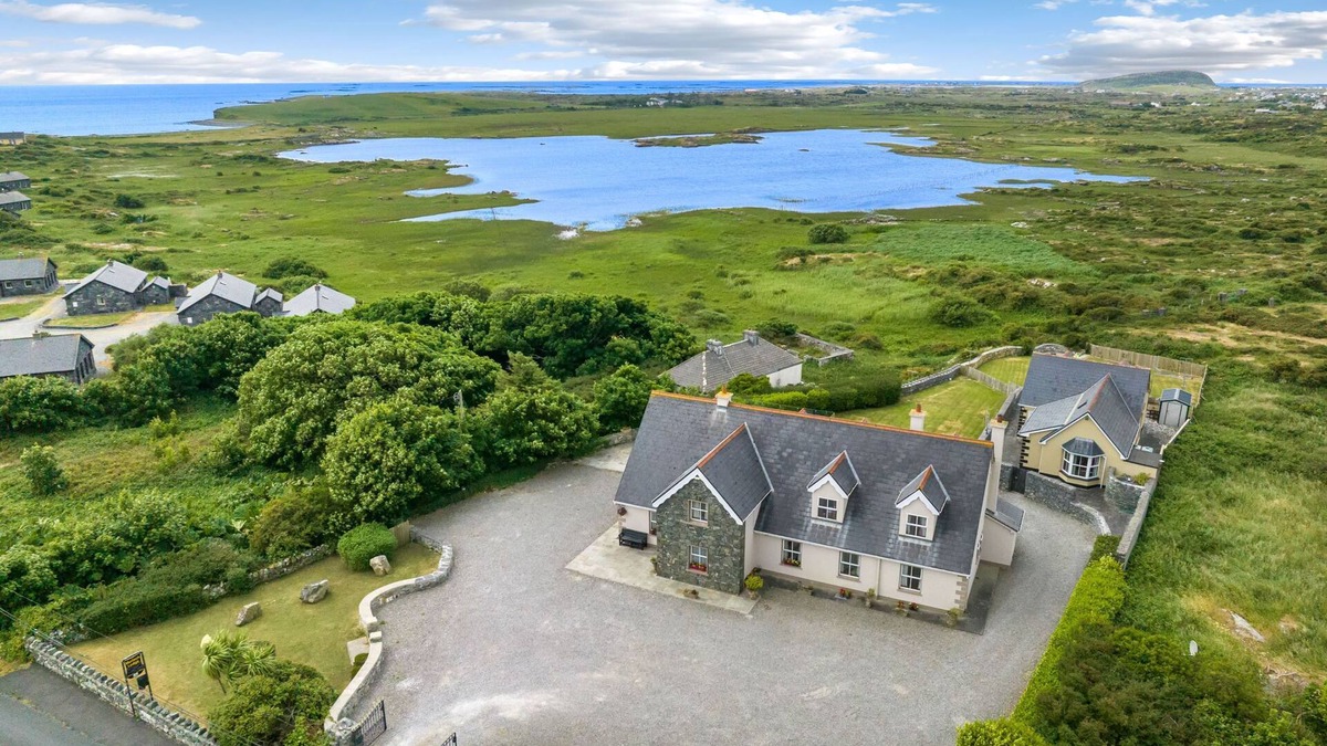 Ballyconneely Cottage | Cottage 206 - Ballyconneely - sleeps 18 guests in 8 bedrooms