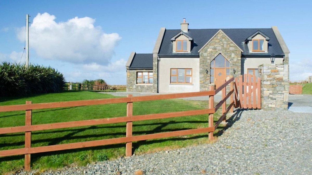 Cleggan Cottage | Cottage 238 - Cleggan - sleeps 8 guests in 4 bedrooms
