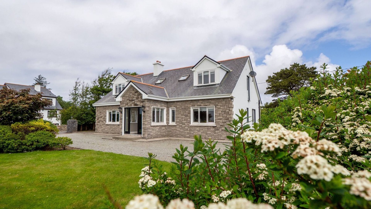 Carna Cottage | Cottage 378 - Carna - sleeps 10 guests in 5 bedrooms
