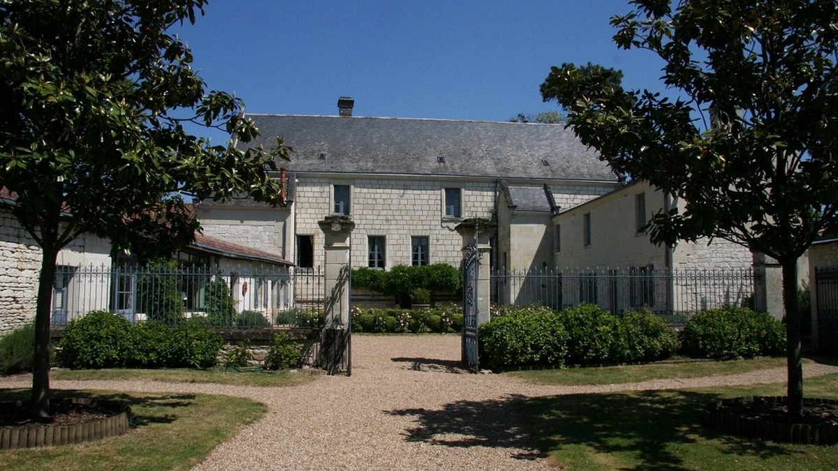 Bournand House | Cottage, 4 bedrooms up to 10, pool, in a XVIIth C Castle in the Loire Valley