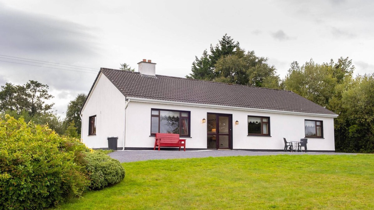 Oughterard Cottage | Cottage 431 - Oughterard - sleeps 6 guests in 4 bedrooms