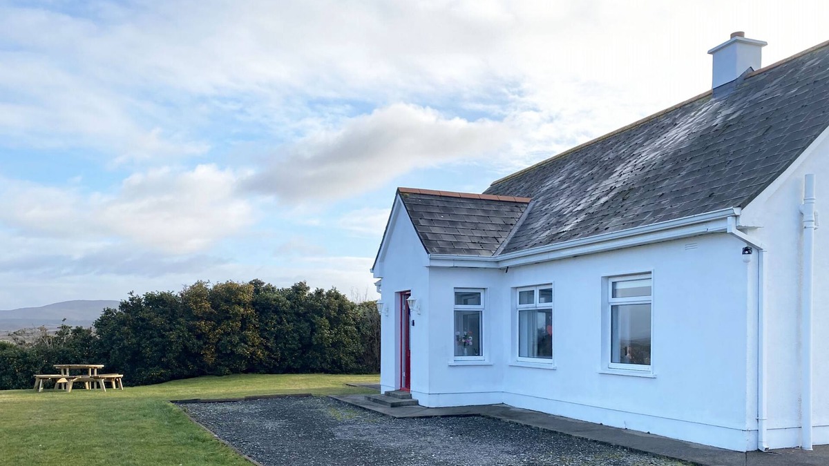 Connemara Cottage | Cottage 465 - Cashel - sleeps 6 guests in 3 bedrooms
