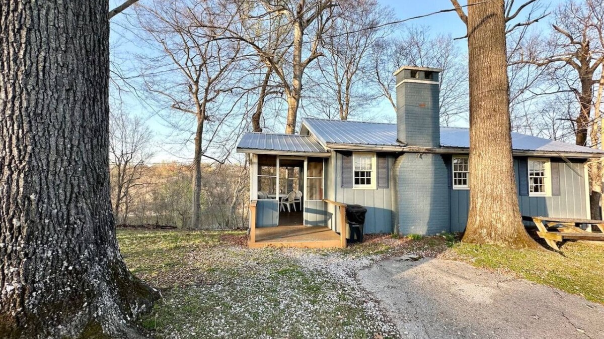 Nancy Cabin | Cottage 6- Lee’s Ford Marina
