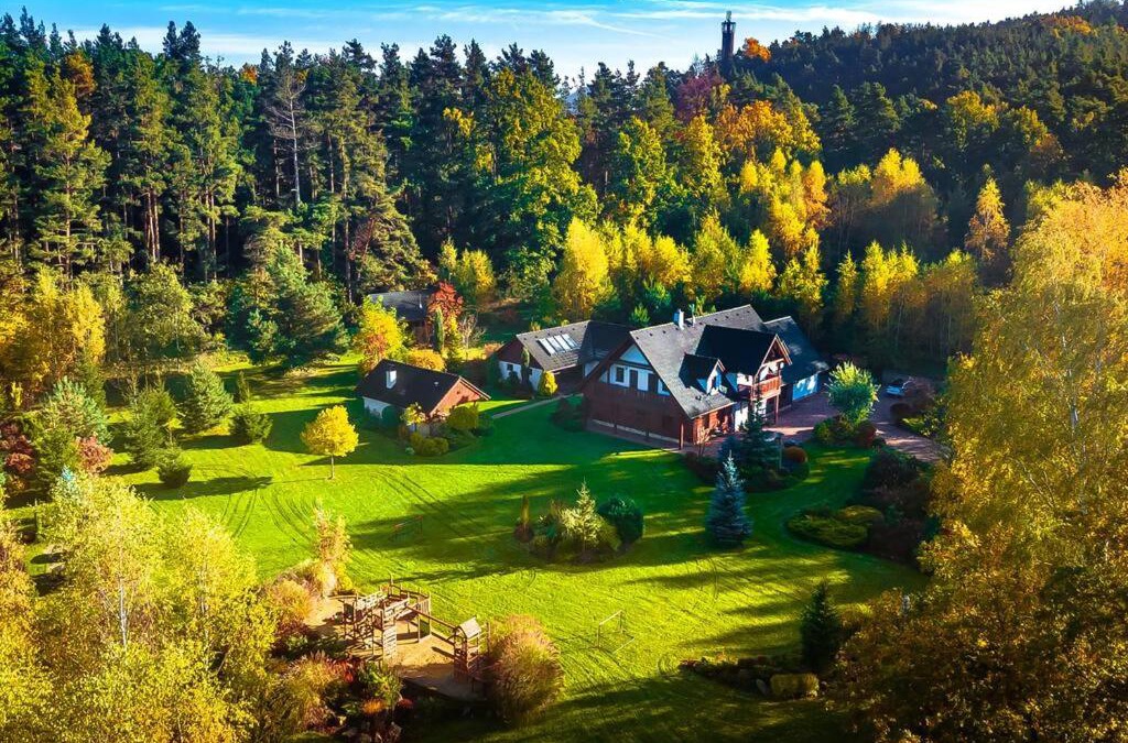 Sloup v Cechach Villa | Cottage: AŽ PO UŠI („Head over heels“)