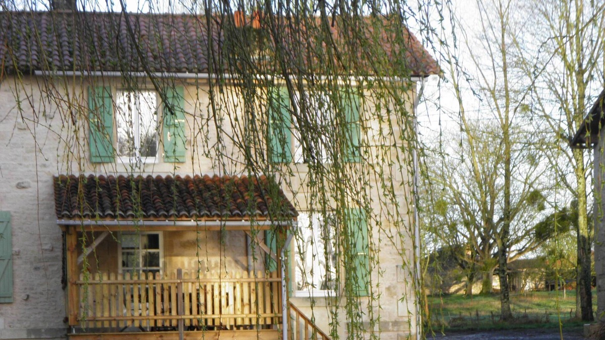 Foussais-Payre House | Cottage adjoining another cottage, with a view of a pond in the Vendée bocage