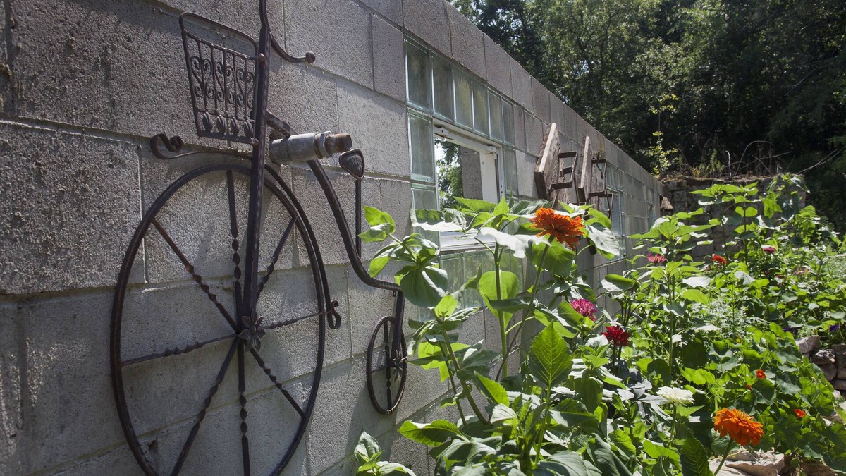 Ellsworth Cottage | Cottage and Gardens on the Rush River
