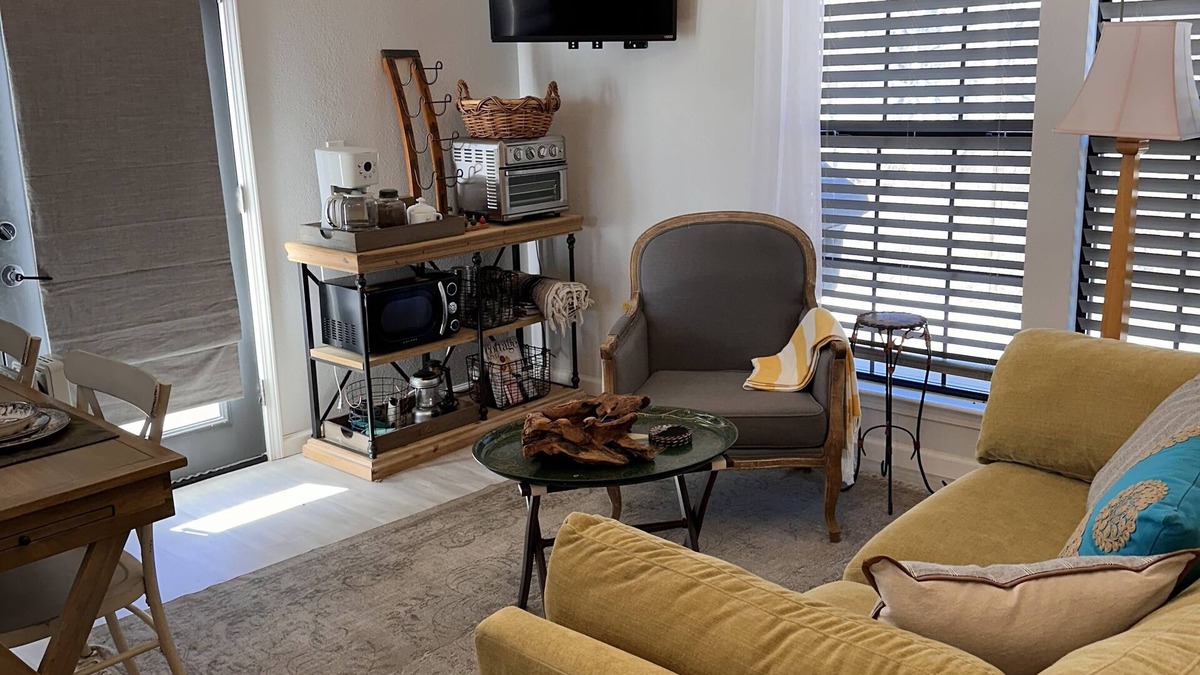 Fredericksburg Cottage | Cottage at Hilltop Estatesnn