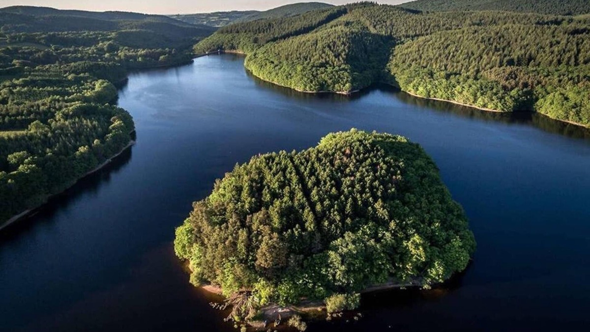 Saint-Martin-du-Puy Cottage | Cottage at Lac de Chaumeçon with private pond