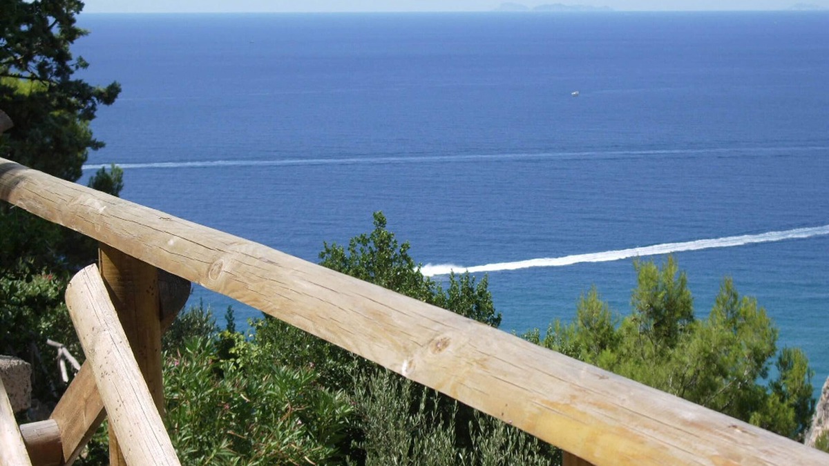 Sperlonga House | Cottage at Peak by the Sea with Private Parking Space