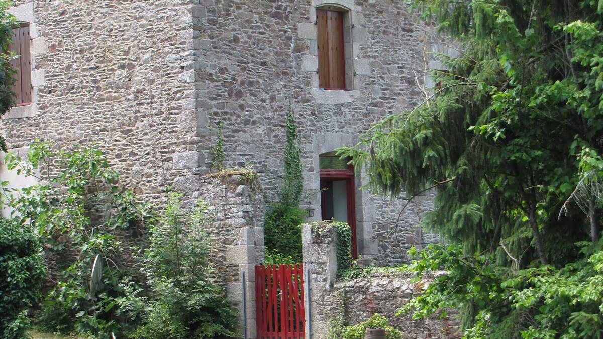 Lehon House | cottage at the edge of the water