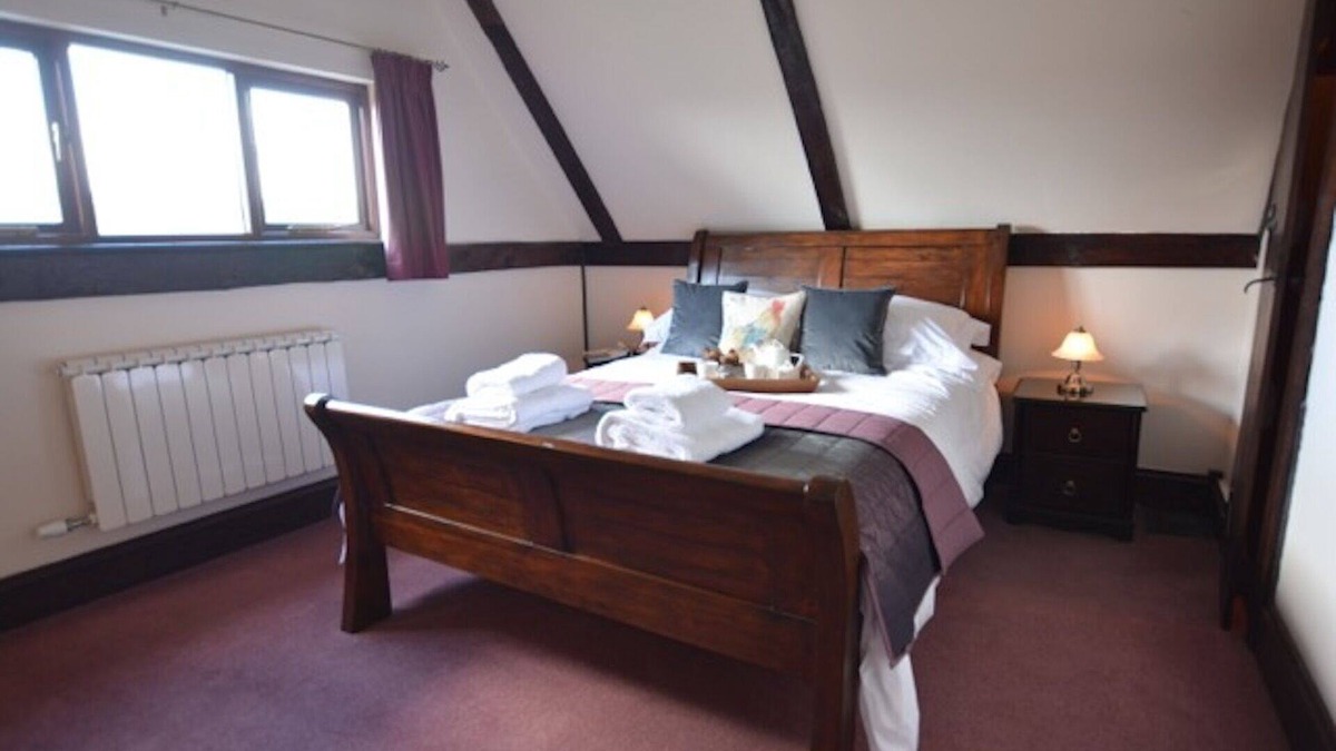 Stowmarket Cottage | Cottage attached to Moated Farmhouse centrally situated in Suffolk
