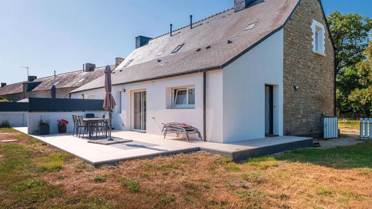 Crach Cottage | Cottage 'Au Pied Des Chênes' with Private Terrace, Shared Garden and Wi-Fi