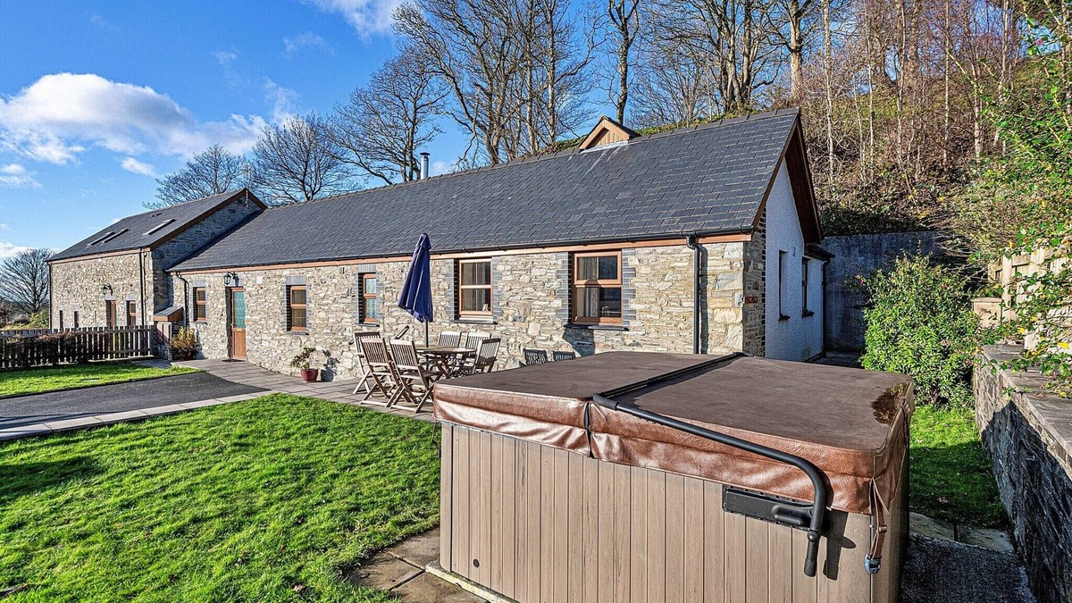 Glandyfi Cottage | Cottage by Cardigan Bay with Hot Tub