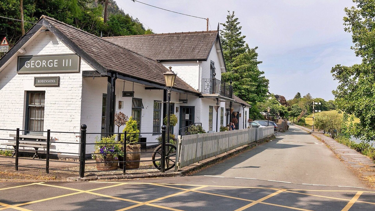 Penmaenpool Cottage | Cottage by Mawddach Trail with Stunning Views