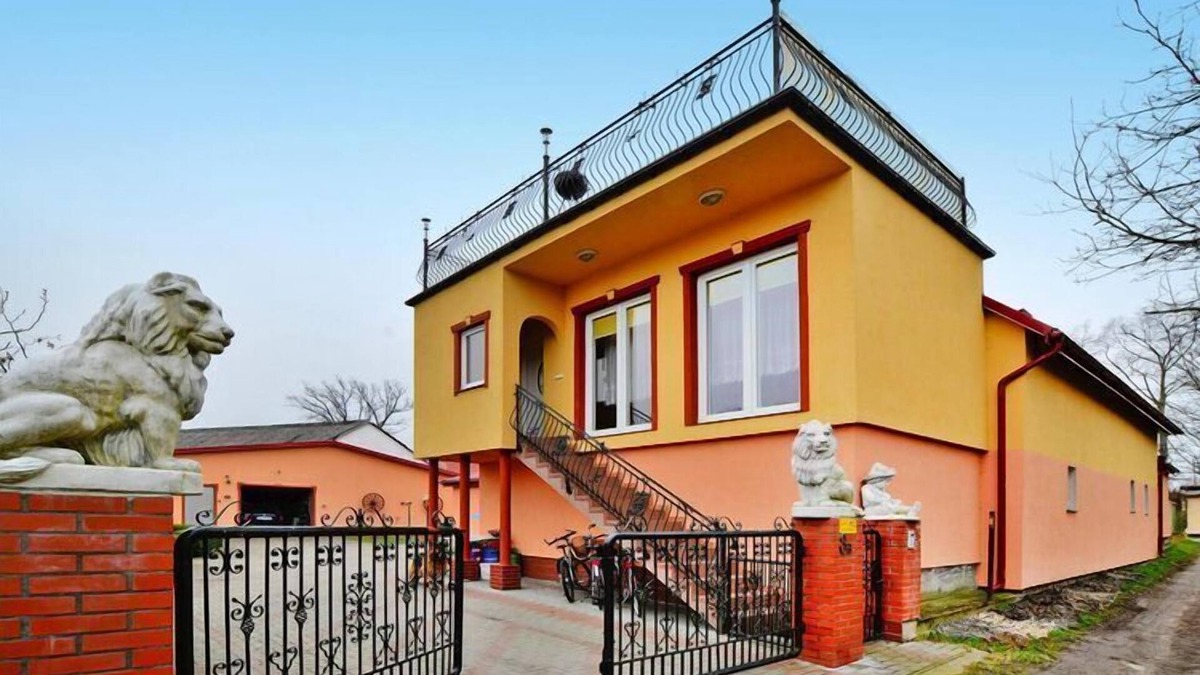 Malechowo House | Cottage by Ostrowieckie Lake with Private Beach