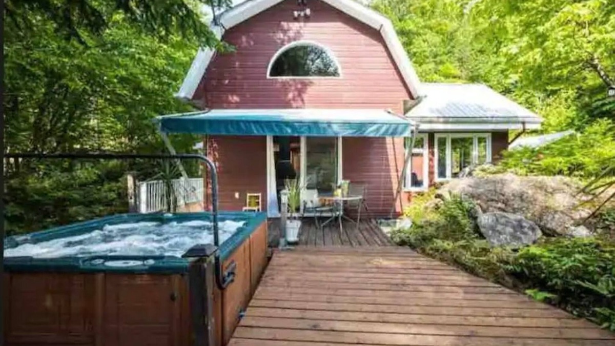 Amherst Cottage | Cottage by River Falls with Hot Tub & Sauna