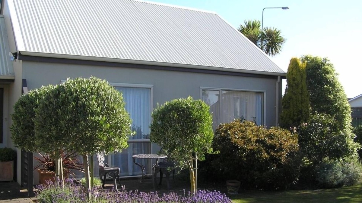 Invercargill Cottage | Cottage by the Tower. Quality Modern accommodation
