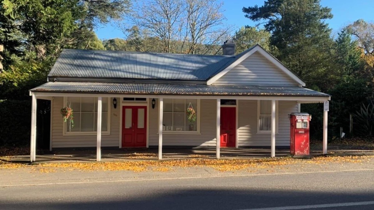 Mount Macedon Cottage | Cottage by the Bowser