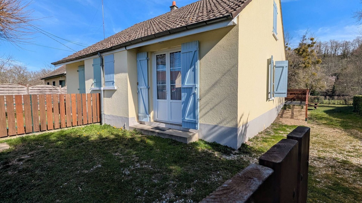 Ceaulmont Cottage | Cottage by the Creuse River with Private Garden