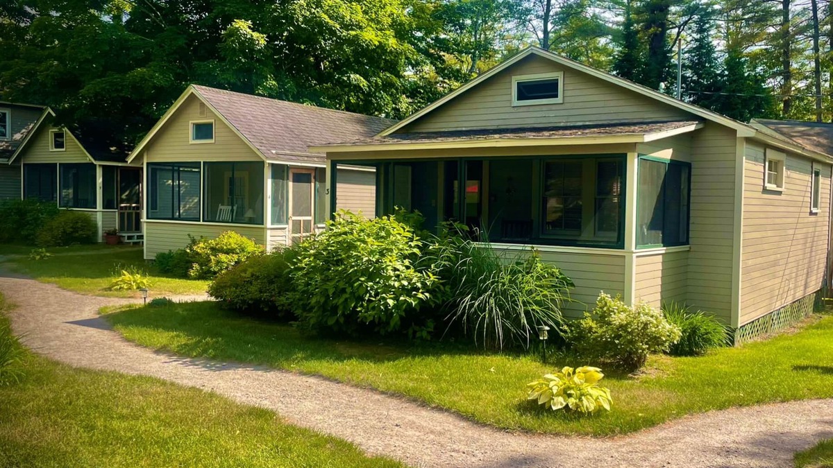 Bridgewater House | Cottage by the Lake #3 - Blossoms