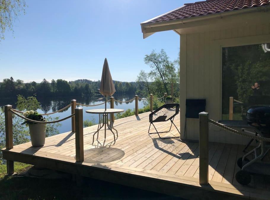 Jamtbo-Sagbo House | Cottage by the river