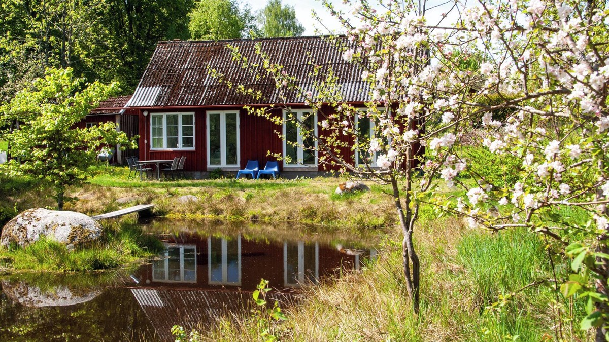 Bolmen Cottage | Cottage by the pond in Bolmen, near the lake, canoe,sauna playhouse bicycles, Wi-FI