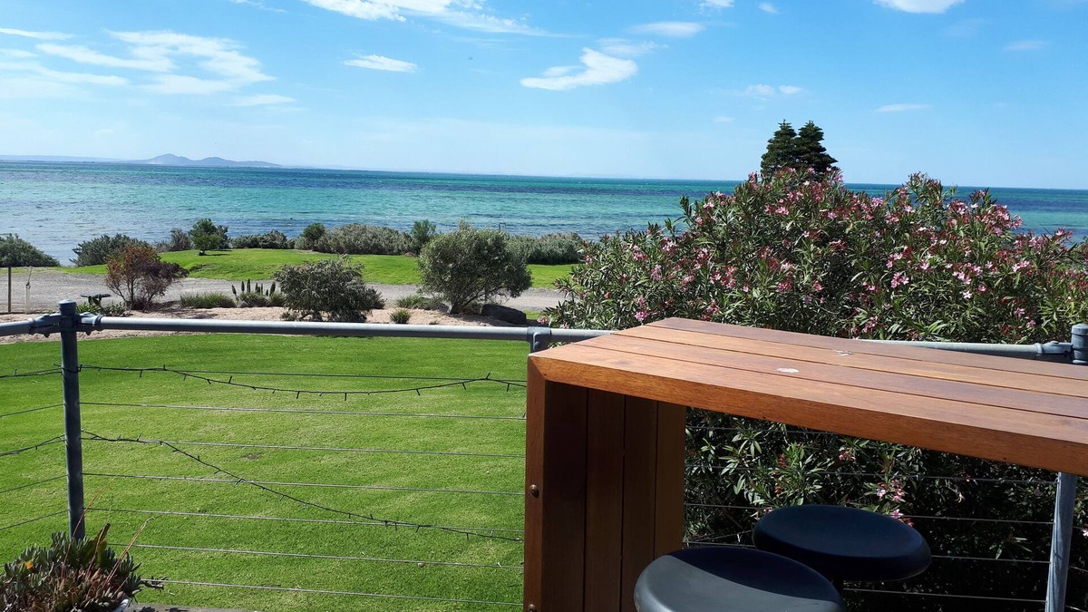 Curlewis House | Cottage by the sea and only an hour and a quarter from Melbourne.