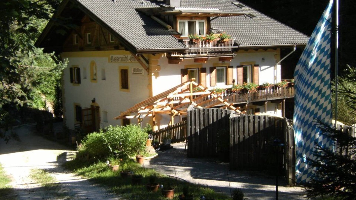 Eggen House | Cottage by the stream in Eggen