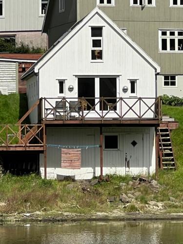 Vestmanna House | Cottage by the waterfront