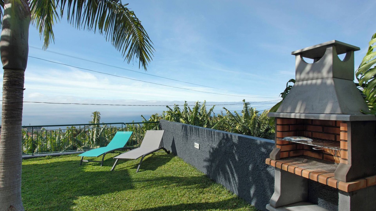 Santo Antonio Apartment | Cottage 'Capelos' with Sea View, Private Garden and Wi-Fi