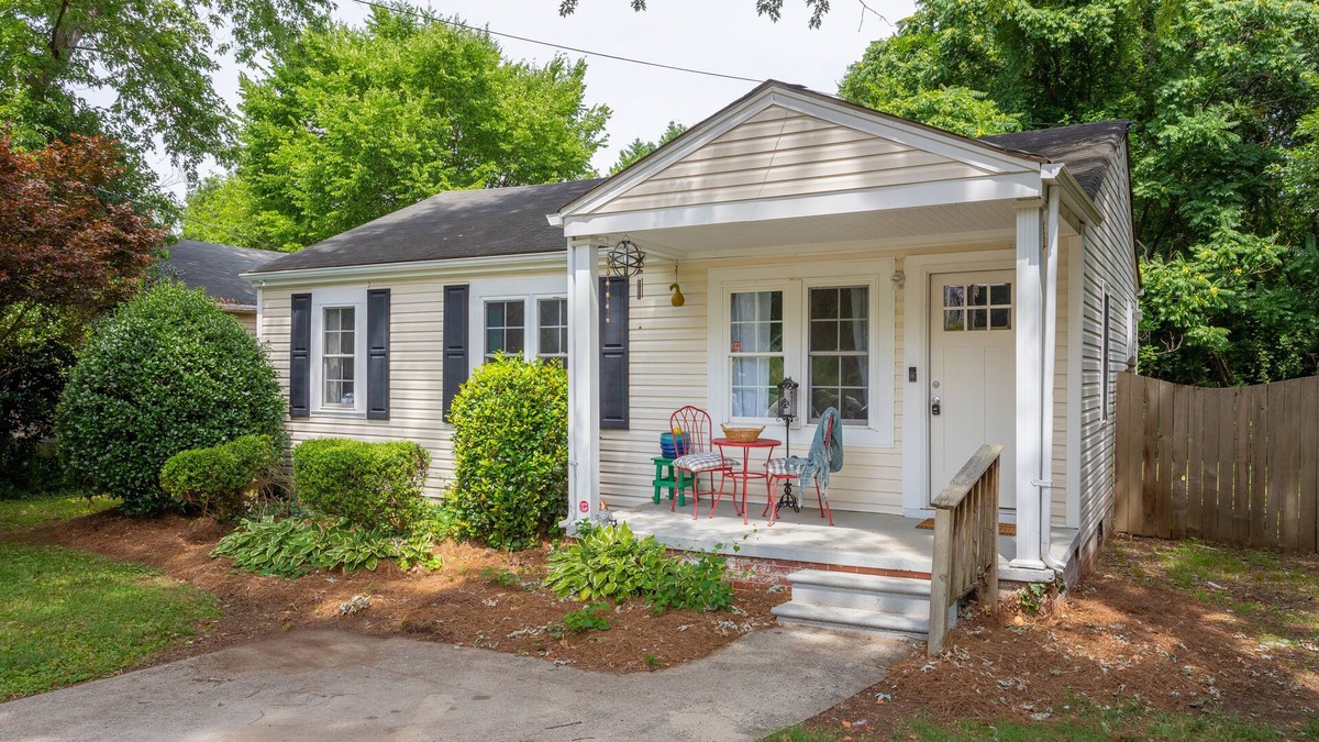 Old Irving Park House | Cottage Central to Downtown/Midtown & walk to hospital