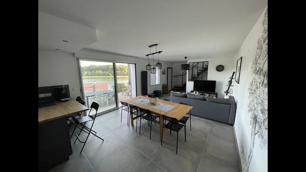 Changey House | Cottage chaleureux avec vue sur lac