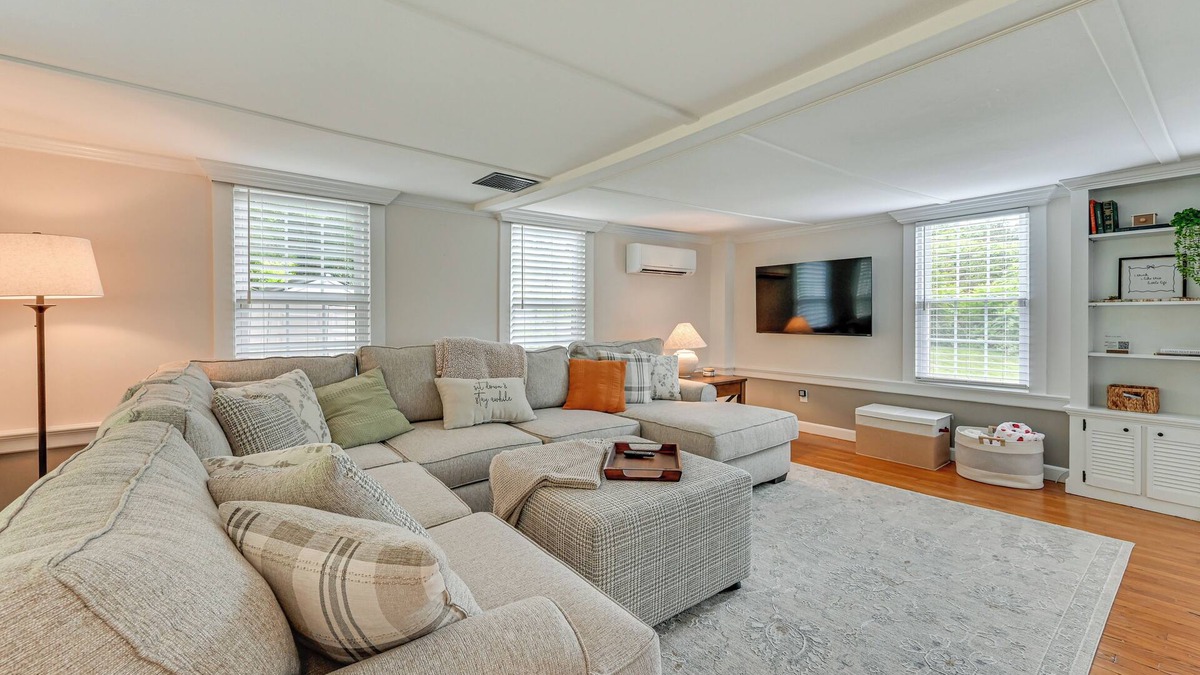 East Haddam House | Cottage-Chic Retreat < 1 Mi to Connecticut River!