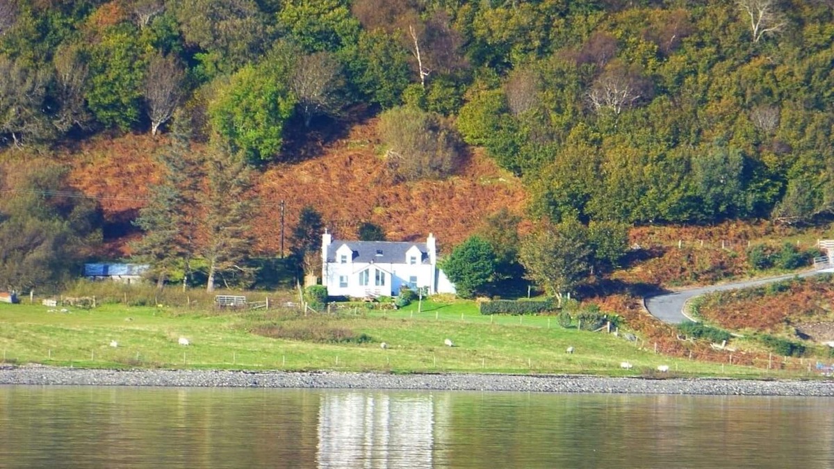 Isle of Scalpay Cottage | Cottage Close To Sea Shore With Sea and Mountain Views, 8 miles from Portree.