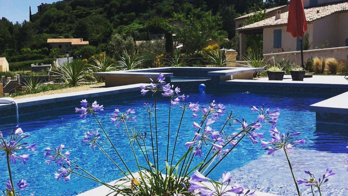 Crillon-le-Brave Cottage | COTTAGE Color LAVENDER
