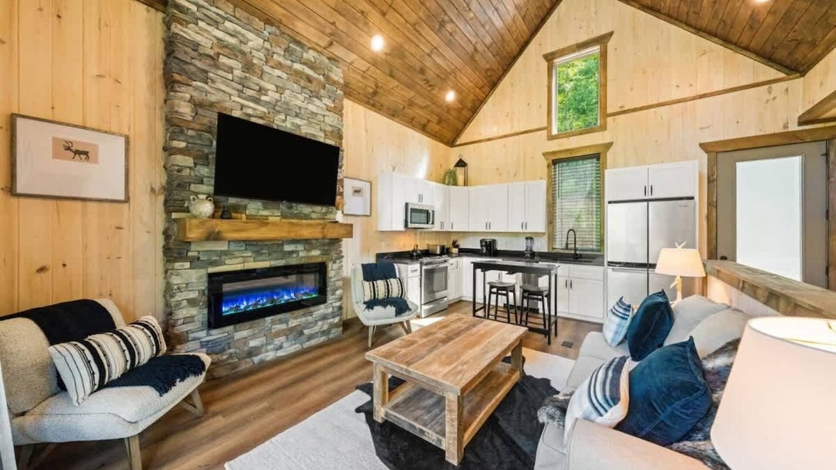Sevierville Cabin | Cottage Cove Oasis - Lakefront with Hot Tub