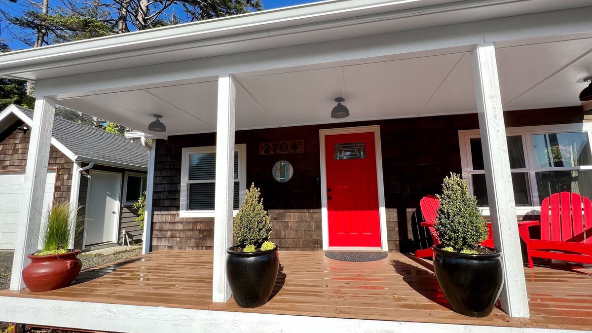 Nelscott House | Cottage de la Mer | House in Lincoln City with serene porch, walk to the beach