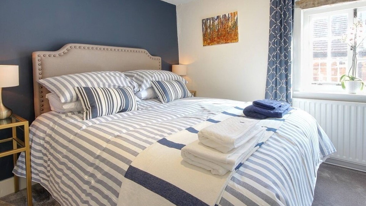Farnham Cottage | Cottage-Deluxe-Private Bathroom-Street View