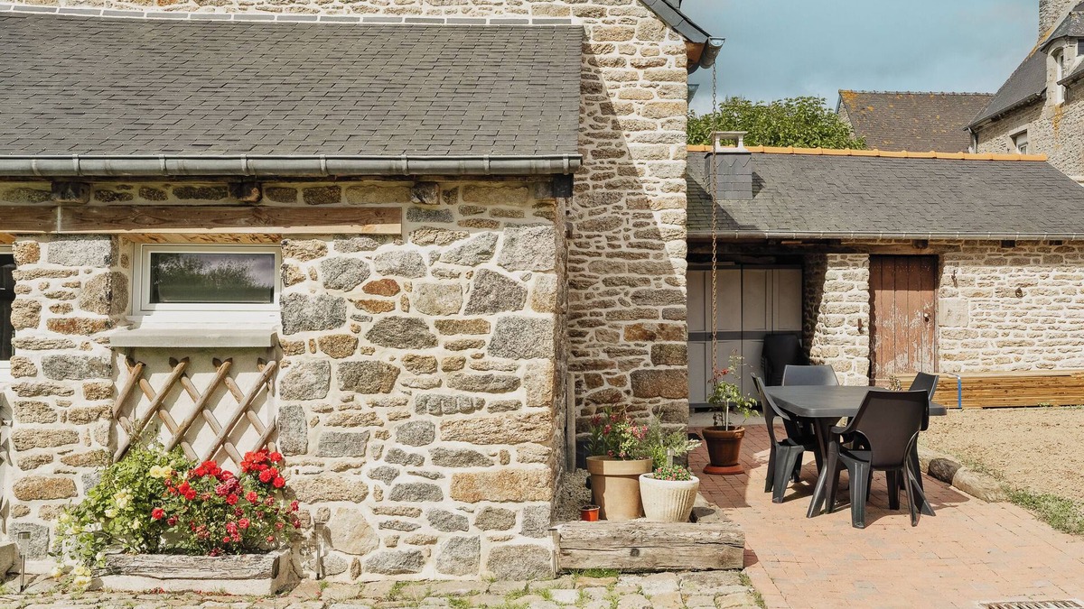 Saint-Carne House | Cottage 'Dépendance Au Charme Local' with Private Terrace, Shared Garden and Wi-Fi