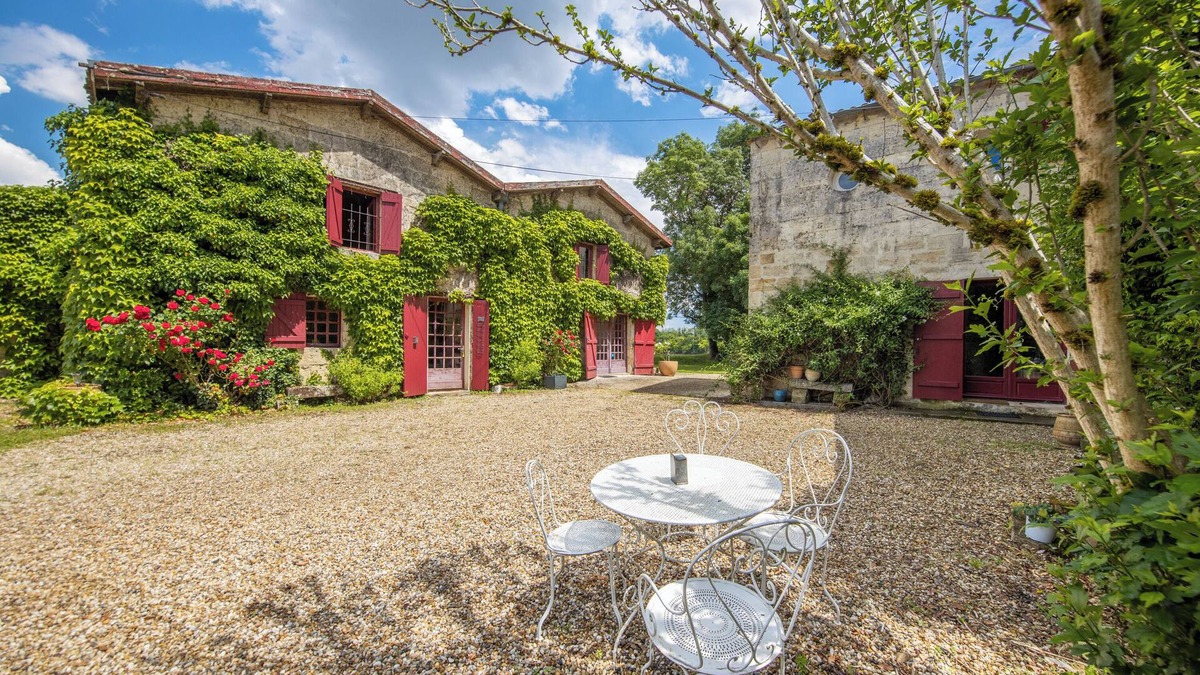 Arveyres House | Cottage 'Échappée Bel' with Shared Terrace, Shared Garden and Wi-Fi