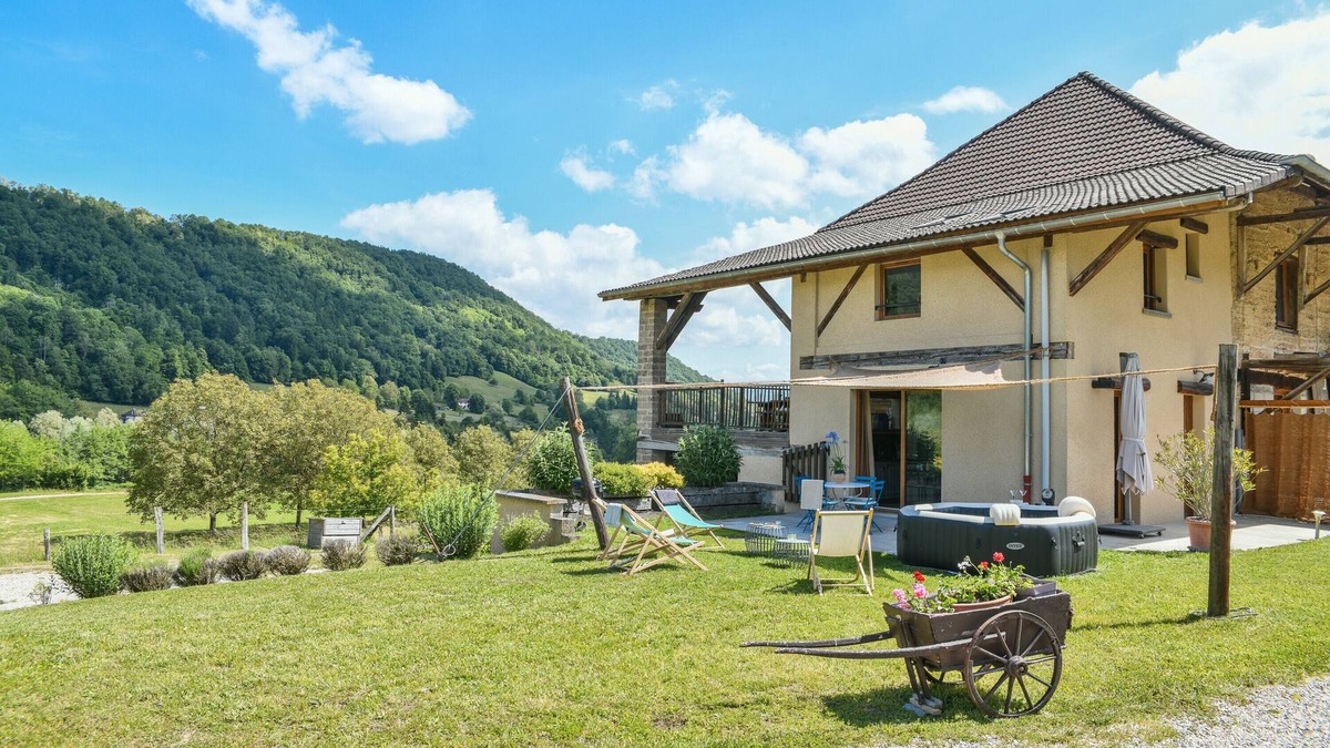 Saint-Bueil Cottage | Cottage 'Entre Lacs Et Montagne' with Mountain View, Wi-Fi and Air Conditioning