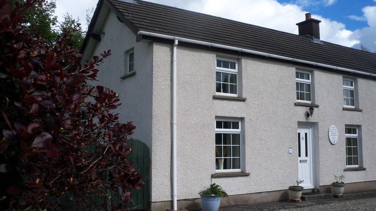 Lisnagunogue Cottage | Cottage-Family-Private Bathroom-Garden view-self-catering