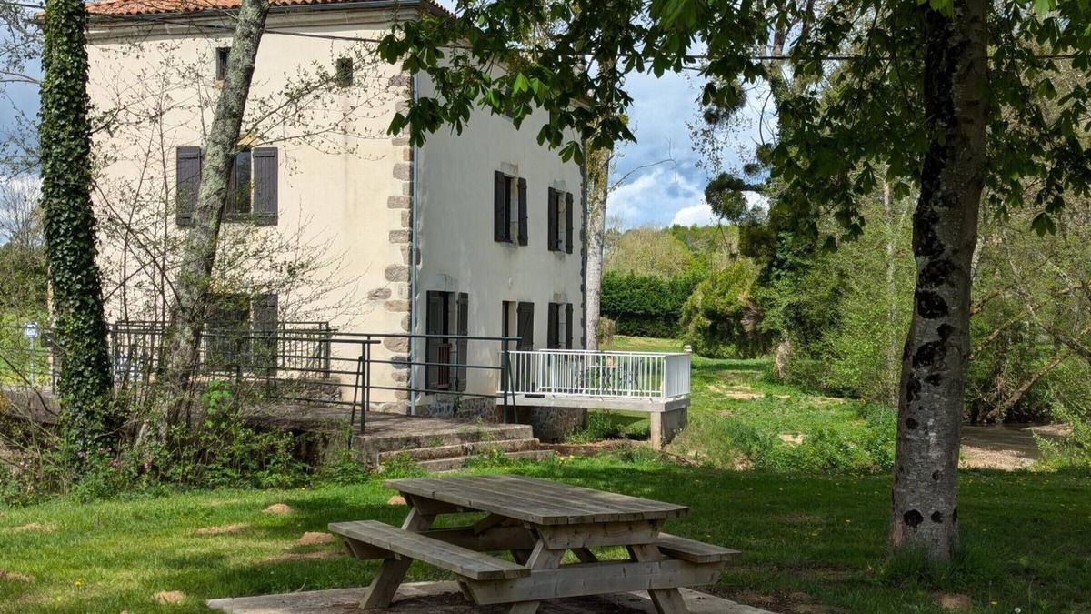 Saint-Maurice-des-Lions Cottage | Cottage at the Mill: modern comfort with terrace and WIFI