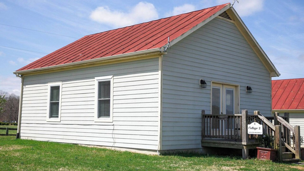 Castleton Cottage | Cottage Getaway for Two with Private Hot Tub
