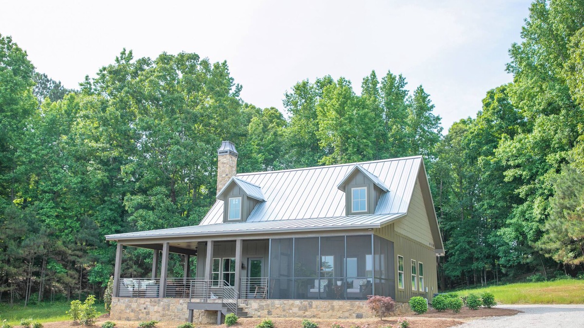 Cottondale Hotel | Cottage Getaway Near Tuscaloosa - Pappy's Place