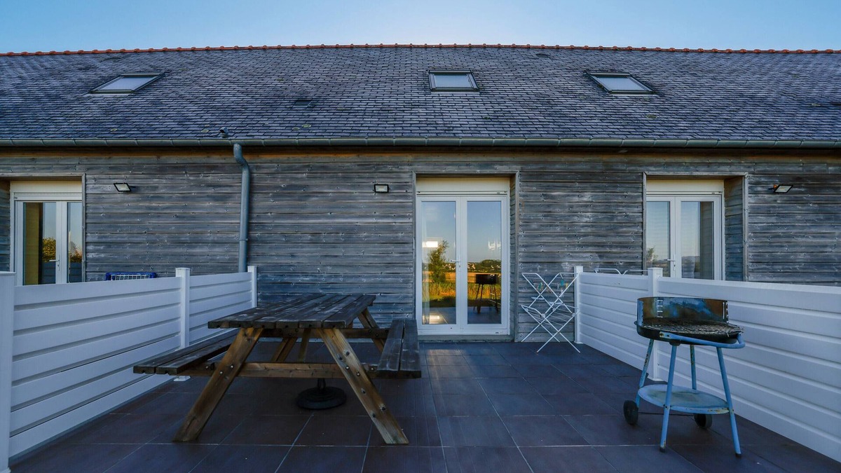 Cast House | Cottage 'Gite Gwenn Ha Du' with Private Terrace, Shared Garden and Wi-Fi