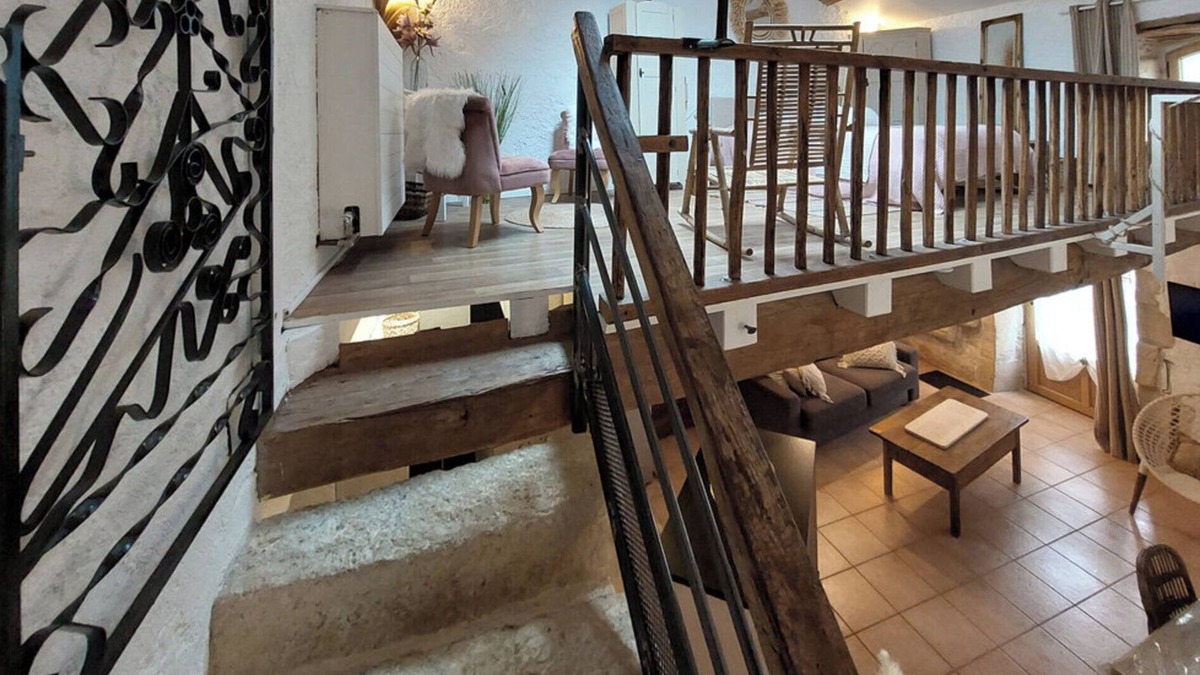 Taillant House | Cottage 'Gîte La Baragane' with Shared Terrace, Shared Garden and Wi-Fi